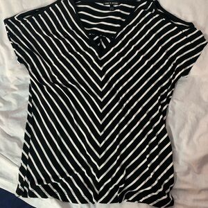 Cable & Gauge cold shoulder top M cap sleeves